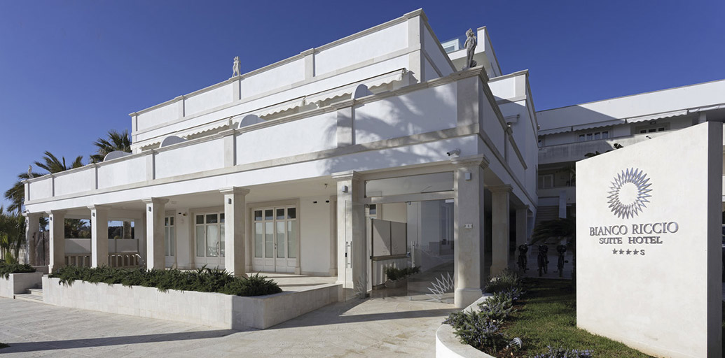 BIANCO RICCIO SUITE HOTEL: A TRIBUTE TO THE MATERIALS AND COLORS OF THE SALENTO PENINSULA